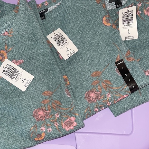 TORRID CREW TEE - WAFFLE-KNIT FLORAL PINE GREEN - Picture 7 of 8